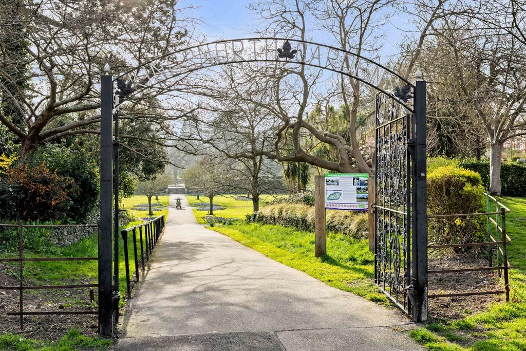 Kingsnorth Gardens Entrance