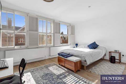 3 bedroom triplex for sale, Mill Lane, London