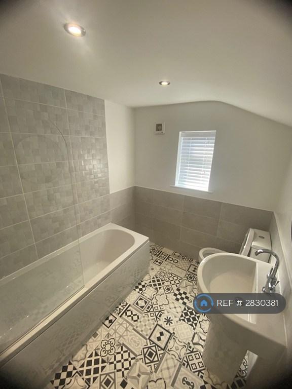 Bathroom (Angle 1)