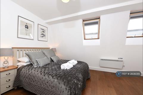 2 bedroom flat to rent, Falcon Road, London, SW11