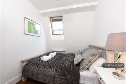 2 bedroom flat to rent, Falcon Road, London, SW11