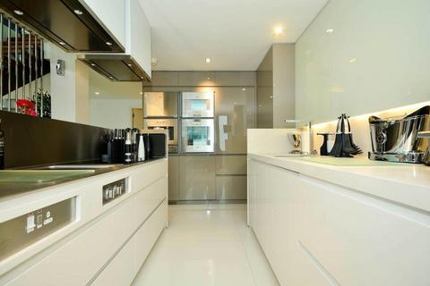 undefined, Pan Peninsula Square, London E14