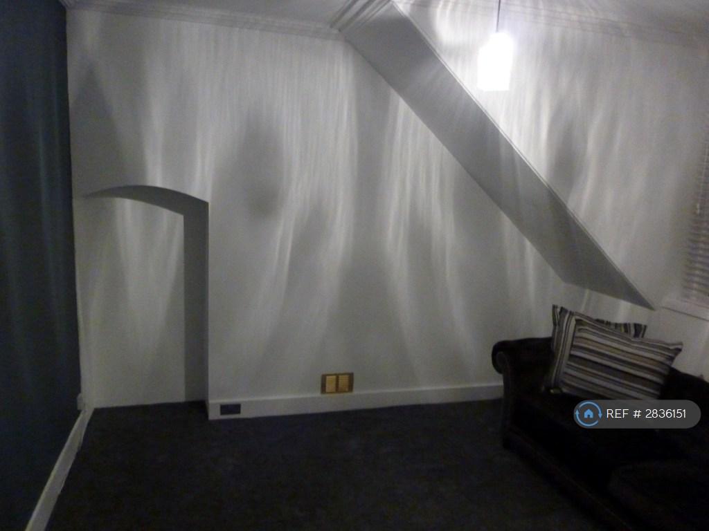 Lounge With Feature Alcove