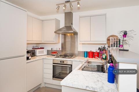 2 bedroom flat to rent, Du Cane Road, London, W12