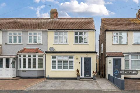 3 bedroom semi-detached house to rent, Recreation Avenue, Romford, RM7