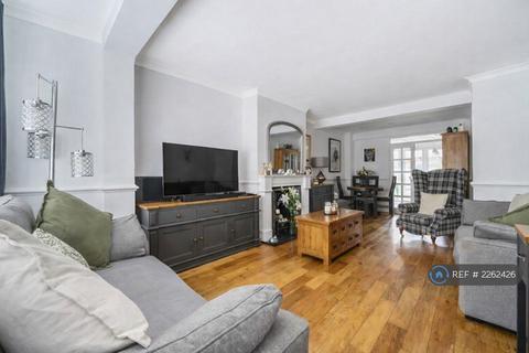 3 bedroom semi-detached house to rent, Recreation Avenue, Romford, RM7
