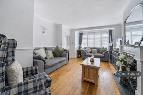 3 bedroom semi-detached house to rent, Recreation Avenue, Romford, RM7