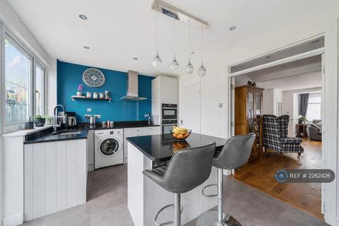 3 bedroom semi-detached house to rent, Recreation Avenue, Romford, RM7