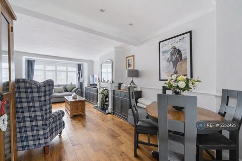 3 bedroom semi-detached house to rent, Recreation Avenue, Romford, RM7