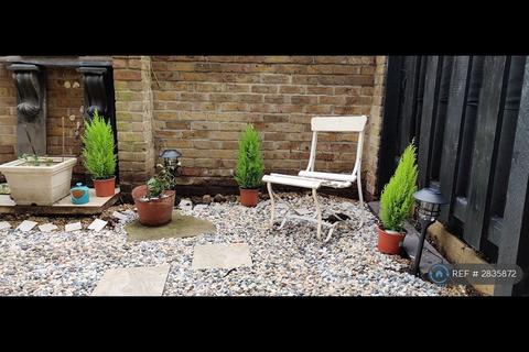 1 bedroom in a house share to rent, Maudlins Green, London, E1W