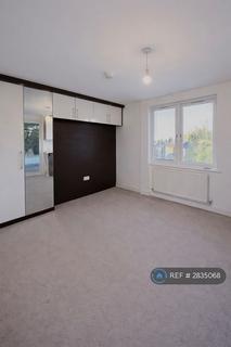 2 bedroom flat to rent, Chase Road, Epsom, KT19
