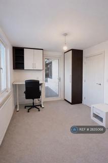 2 bedroom flat to rent, Chase Road, Epsom, KT19