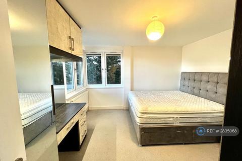 2 bedroom flat to rent, Chase Road, Epsom, KT19