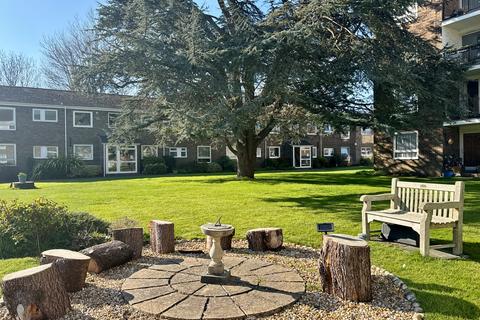 2 bedroom flat to rent, Pevensey Garden Norwich Court, Worthing, BN11