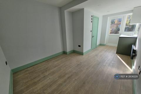 Studio to rent, Willow Road, New Malden, KT3