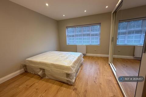 2 bedroom flat to rent, High Road, London, N12