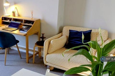 Studio to rent, Devon House, London, SE23