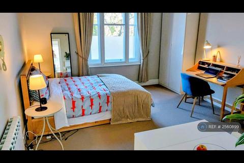 Studio to rent, Devon House, London, SE23