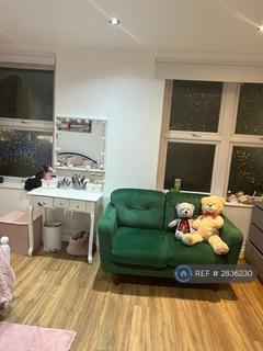 Studio to rent, Whymark House, London, N22