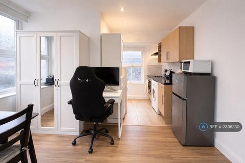 Studio to rent, Whymark House, London, N22