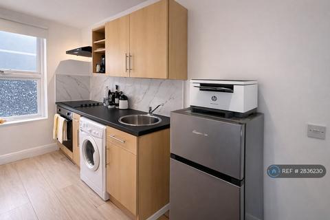 Studio to rent, Whymark House, London, N22