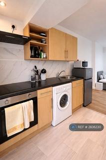 Studio to rent, Whymark House, London, N22