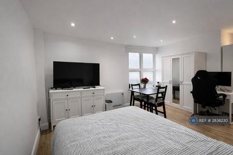 Studio to rent, Whymark House, London, N22