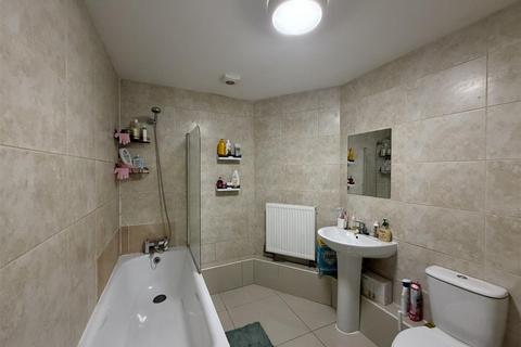 2 bedroom apartment to rent, High Street, Polegate BN26