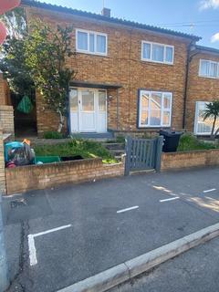 3 bedroom detached house to rent, Tudor Crescent, Ilford