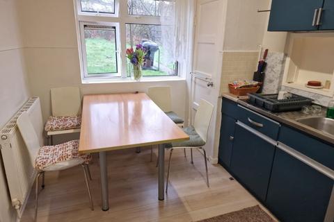 3 bedroom detached house to rent, Tudor Crescent, Ilford