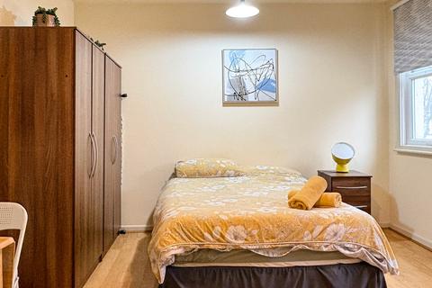 Studio to rent, Brondesbury Park