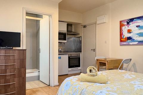 Studio to rent, Brondesbury Park