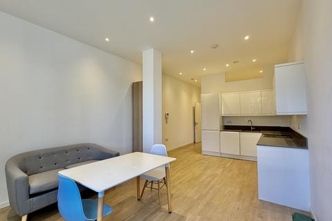 Studio to rent, Riverbank Way