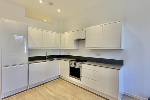 Studio to rent, Riverbank Way