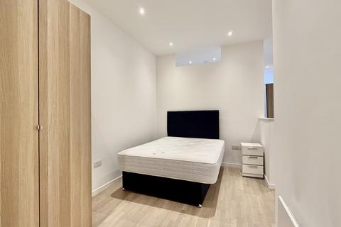 Studio to rent, Riverbank Way