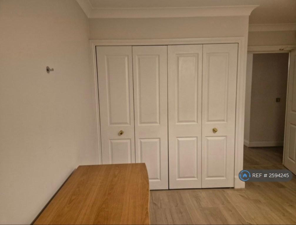 Non-Ensuite Front Double Bedroom - Wardrobes, Desk