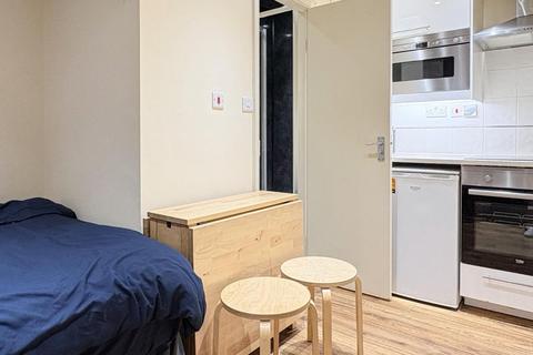 Studio to rent, High Road