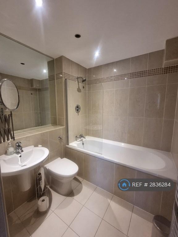 Bed 1 En Suite With Bath And Shower
