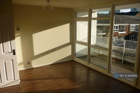 3 bedroom maisonette to rent, Hind Grove, London, E14