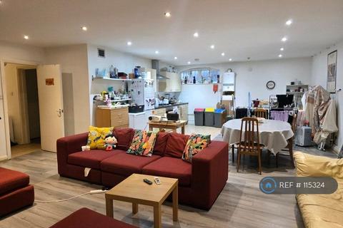 1 bedroom in a house share to rent, Worship Street, London, EC2A