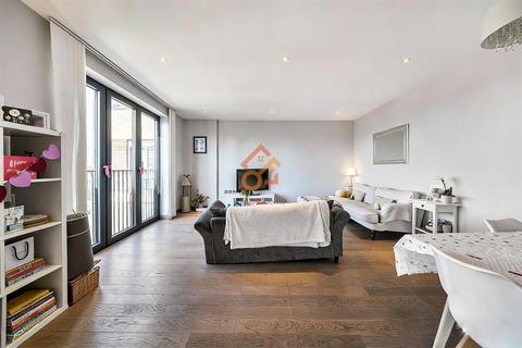 3 bedroom flat for sale, Gowing House, 4 Drapers Yard, London, SW18