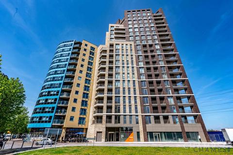 3 bedroom flat to rent, Halcyon House, E16