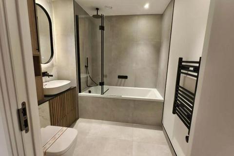 3 bedroom flat to rent, Halcyon House, E16