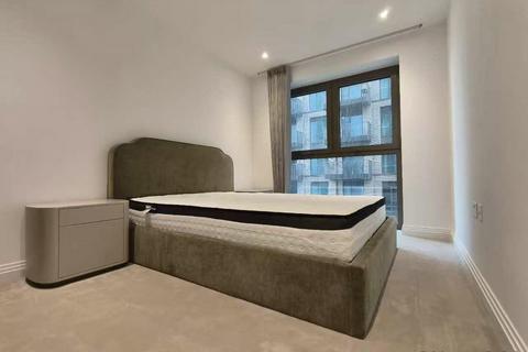 3 bedroom flat to rent, Halcyon House, E16