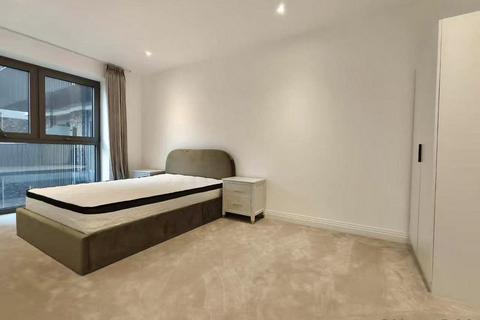 3 bedroom flat to rent, Halcyon House, E16