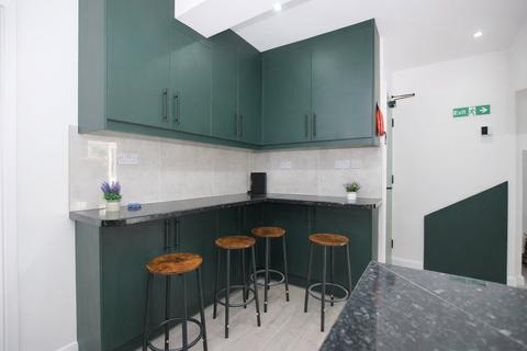 2 bedroom house of multiple occupation to rent, Woodside Road, Guildford, Surrey, GU2
