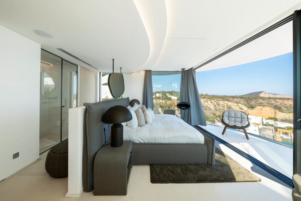 Master bedroom, en suite, balcony