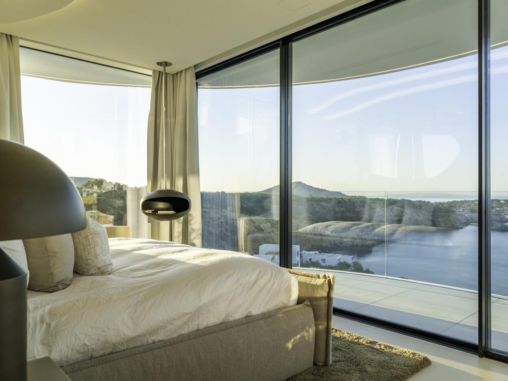 Master bedroom, balcony