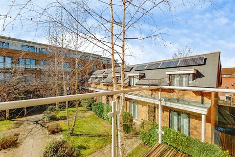 2 bedroom flat for sale, Sovereign Walk, Horley