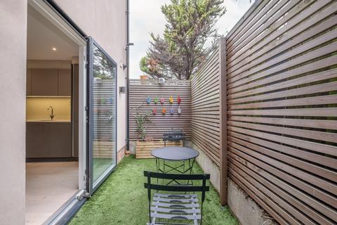 1 bedroom flat for sale, Aboyne Road, London, SW17